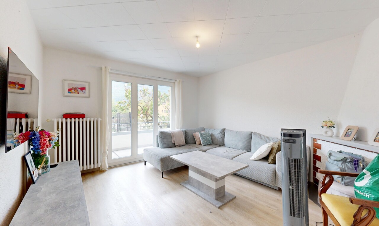 salon avec radiateur, inside property, drywall, cloison sèche, et wood finish floor