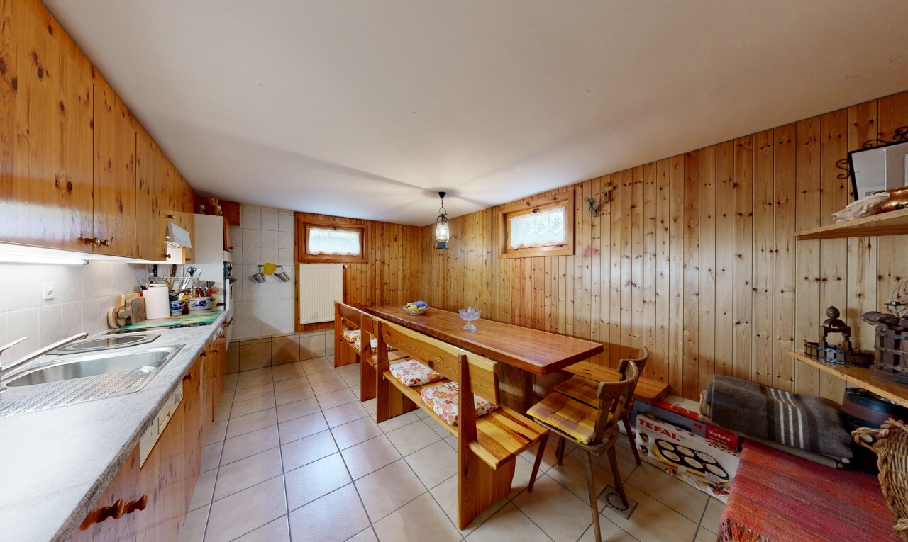 salle à manger avec inside property, wood wall, mur en bois, lumière naturelle, et light floor