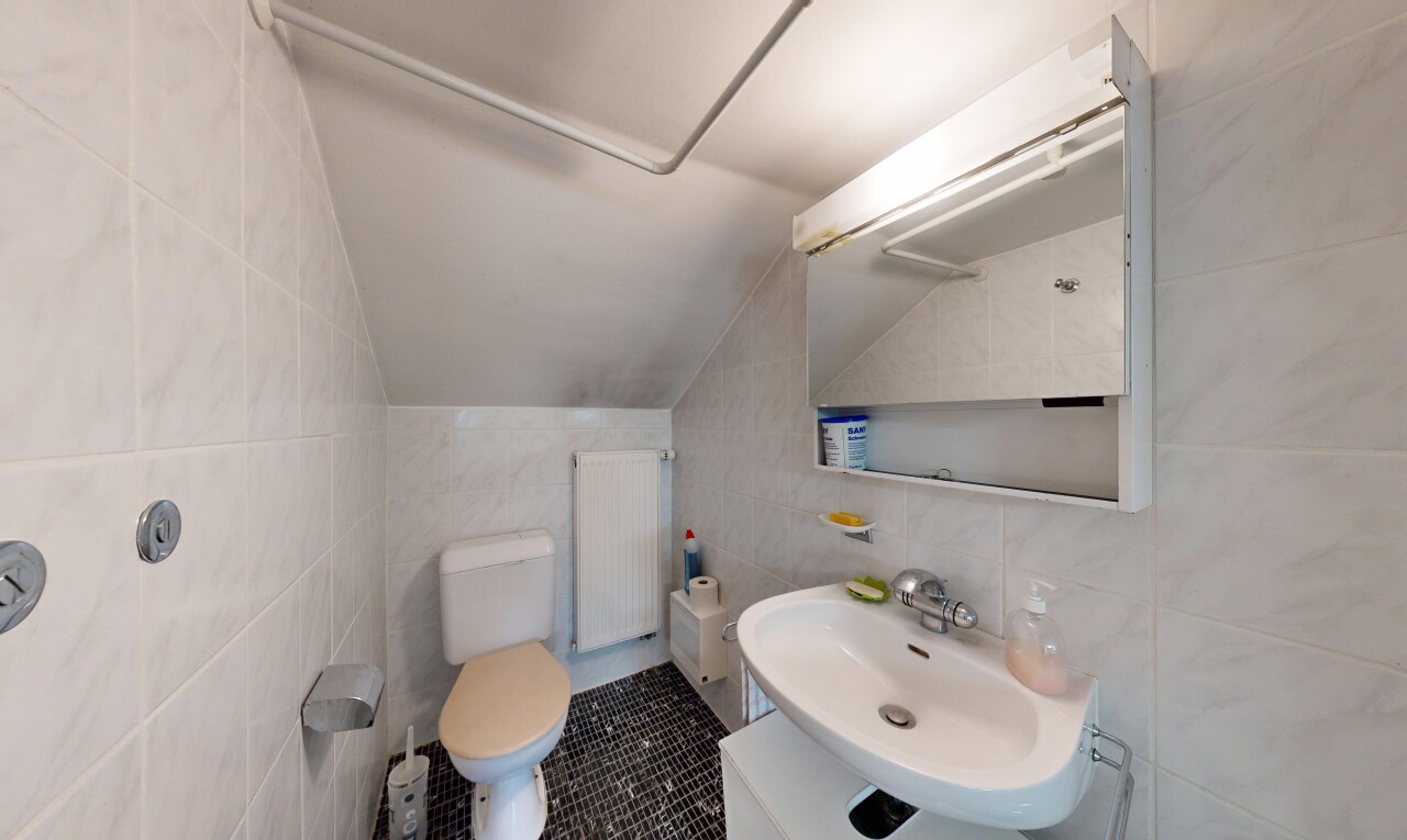 salle de bains avec tile wall, mur en carrelage, miroir, inside property, et évier