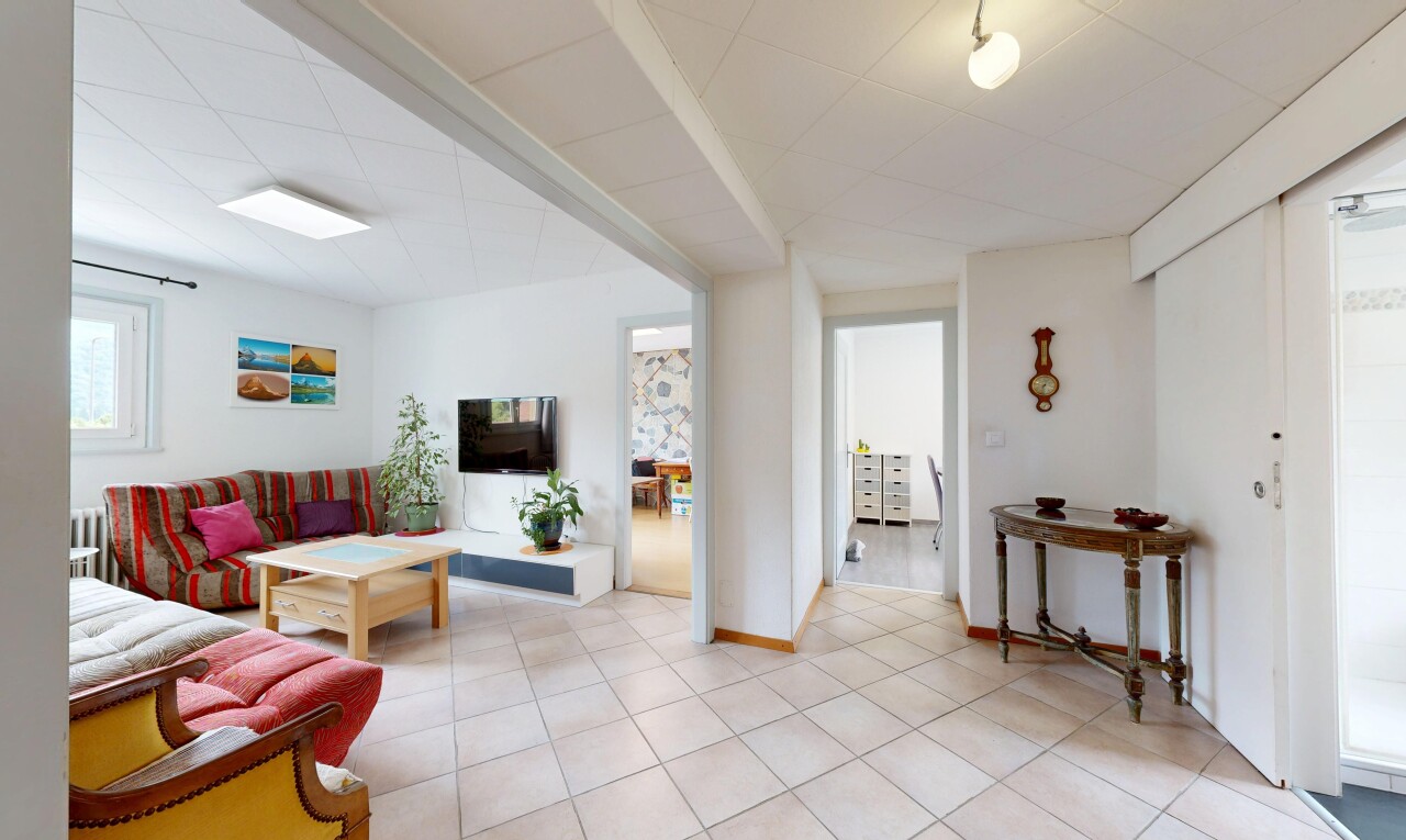 salon avec drywall, cloison sèche, télévision, tile floor, et sol en carrelage