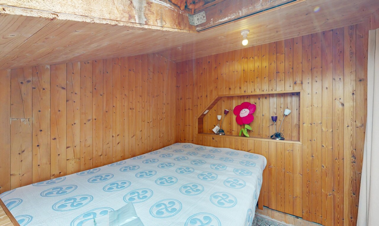 chambre avec wood wall, mur en bois, inside property, wood ceiling, et plafond en bois