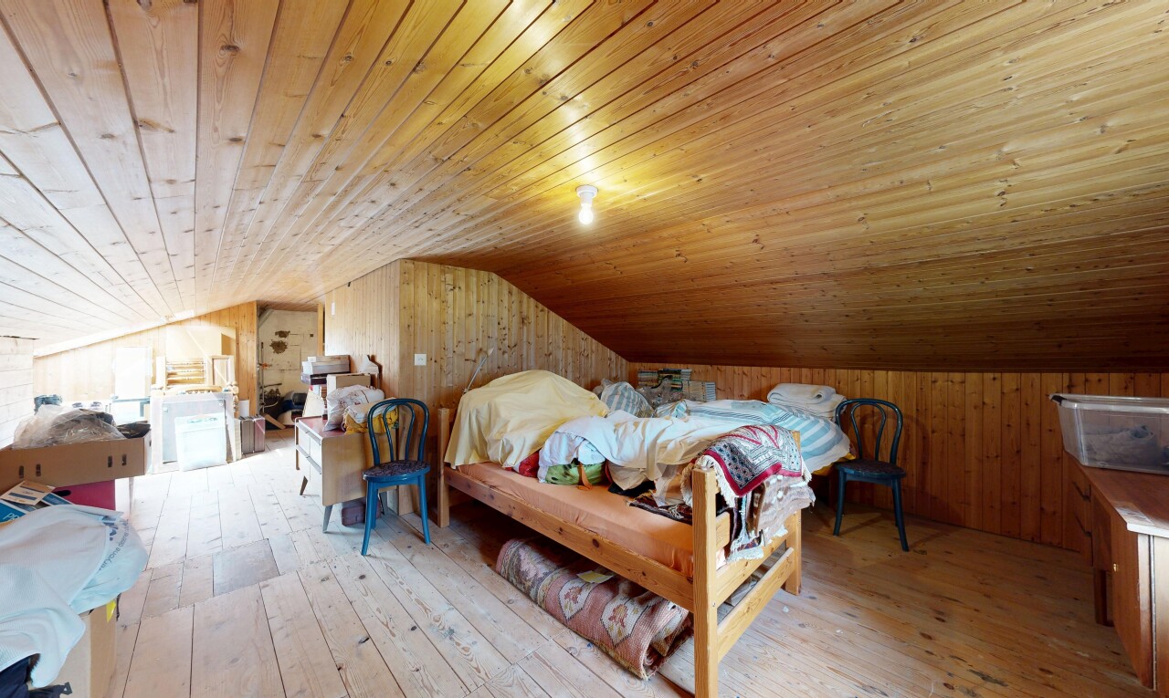 chambre avec low ceiling, plafond bas, wood wall, mur en bois, et pièce supplémentaire