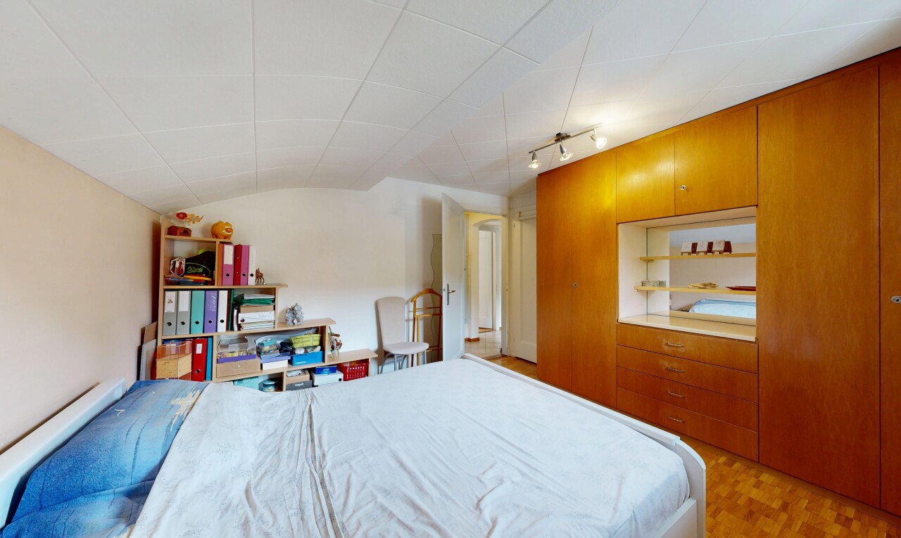 chambre avec éclairage sur rail, inside property, drywall, cloison sèche, et drop ceiling