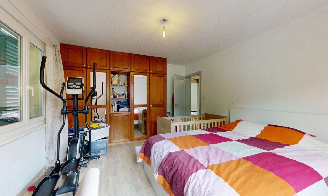 chambre avec drywall, cloison sèche, inside property, tile ceiling, et lumière naturelle