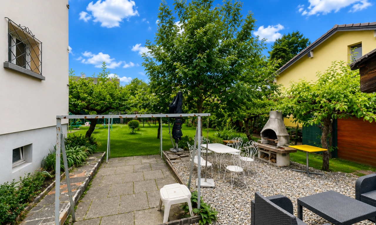 jardin avec terrasse, from property, coin repas extérieur, day time, et pelouse