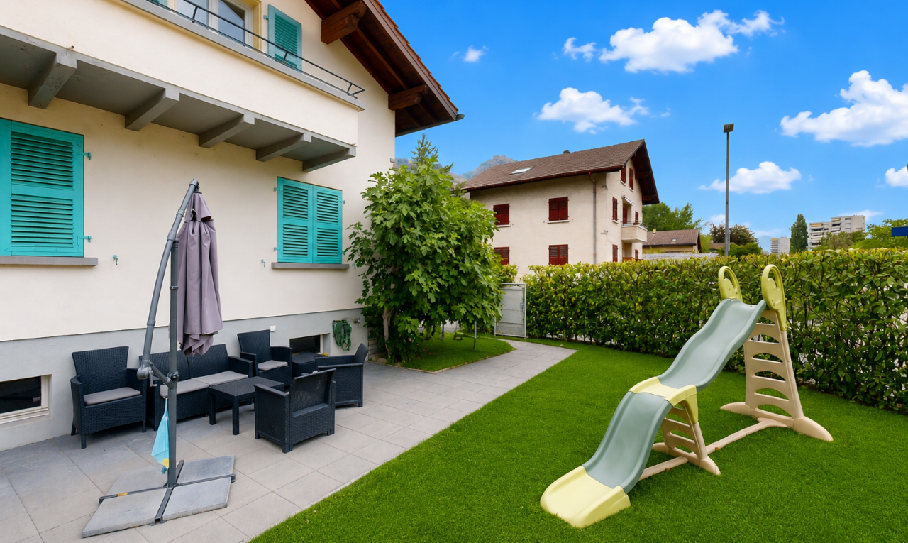 terrasse avec espace de vie extérieur, pelouse, terrasse, from property, et day time