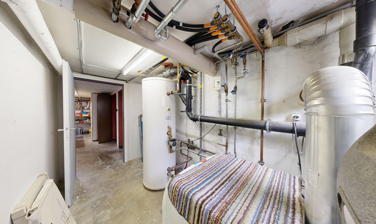 espace intérieur avec inside property, unfinished concrete floor, chauffe-eau, concrete floor, et sol en béton