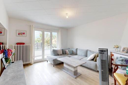 salon avec radiateur, inside property, drywall, cloison sèche, et wood finish floor