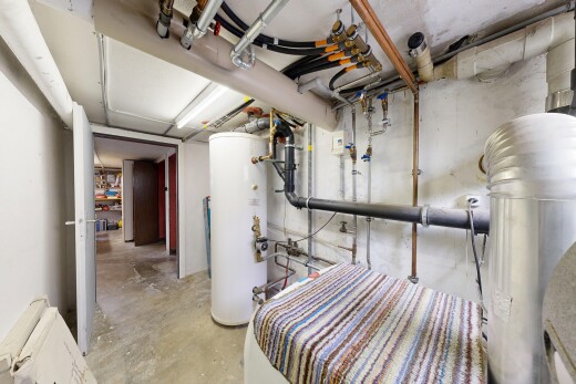 espace intérieur avec inside property, unfinished concrete floor, chauffe-eau, concrete floor, et sol en béton