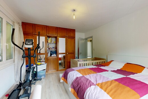 chambre avec drywall, cloison sèche, inside property, tile ceiling, et lumière naturelle