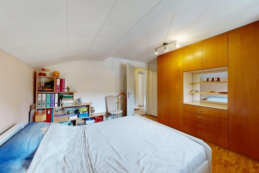 chambre avec éclairage sur rail, inside property, drywall, cloison sèche, et drop ceiling