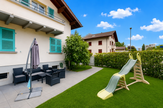 terrasse avec espace de vie extérieur, pelouse, terrasse, from property, et day time