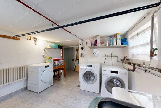buanderie avec inside property, radiateur, lave-linge et sèche-linge séparés, drywall, et cloison sèche