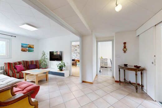 salon avec drywall, cloison sèche, télévision, tile floor, et sol en carrelage