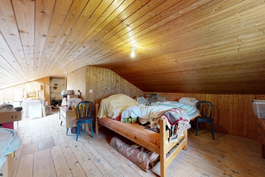 chambre avec low ceiling, plafond bas, wood wall, mur en bois, et pièce supplémentaire