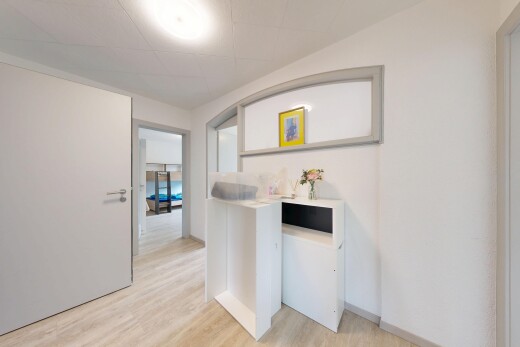 couloir avec inside property, drywall, cloison sèche, wood finish floor, et sol en finition bois