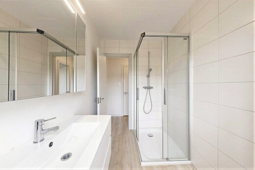 salle de bains avec douche, inside property, salle de bain complète, lavabo (ou coiffeuse selon le contexte), et évier