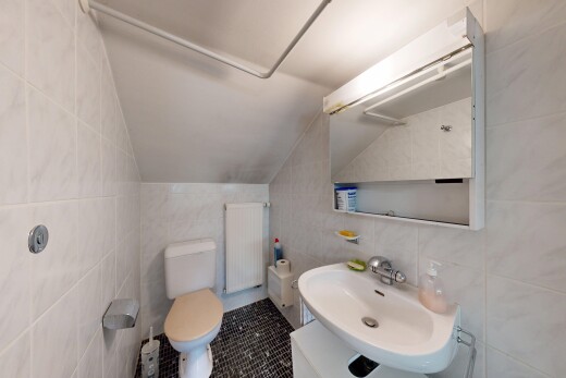 salle de bains avec tile wall, mur en carrelage, miroir, inside property, et évier
