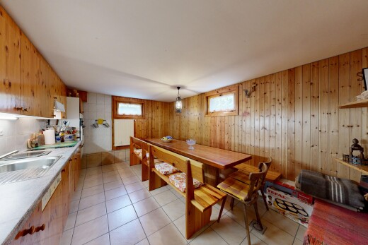 salle à manger avec inside property, wood wall, mur en bois, lumière naturelle, et light floor