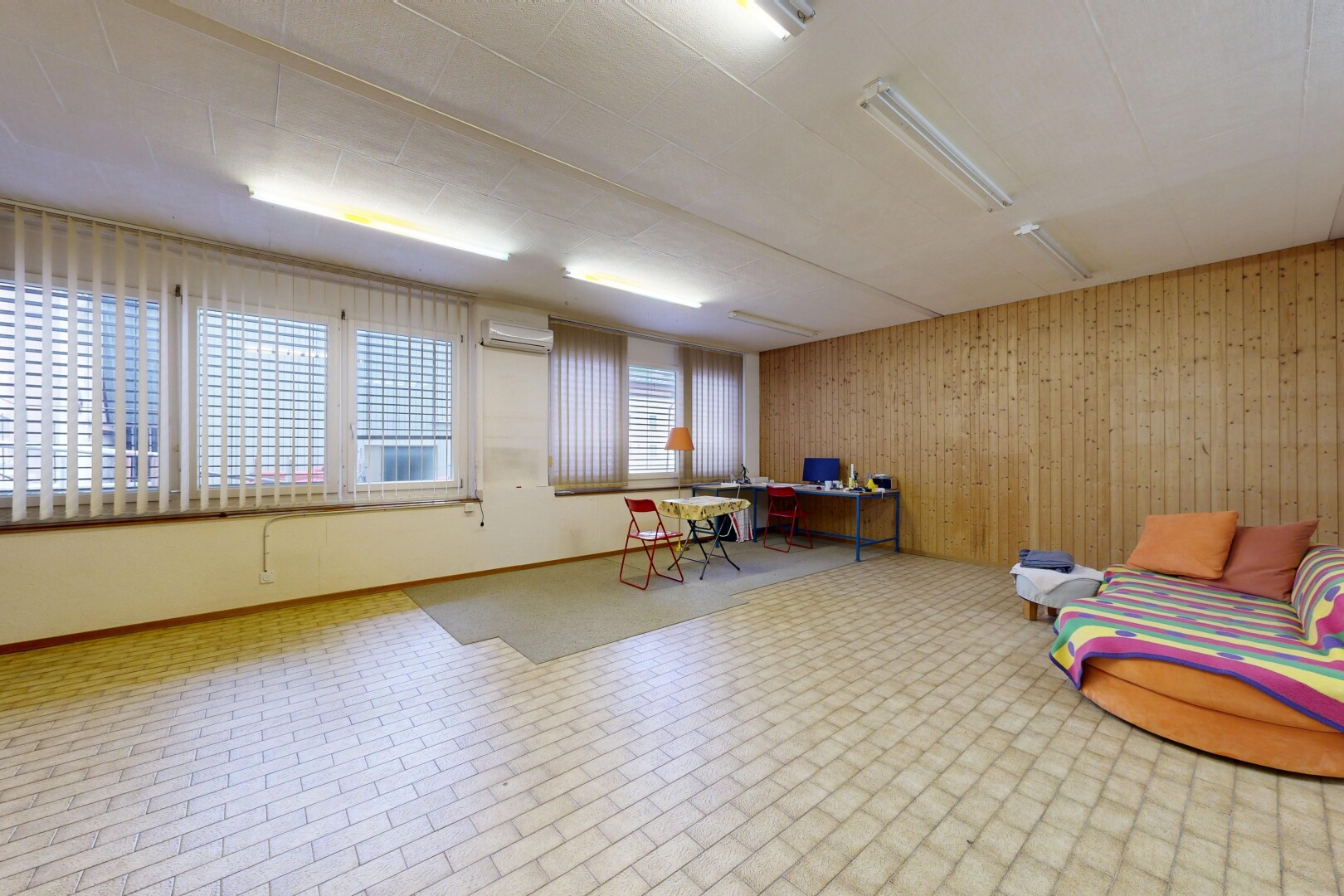 bureau avec wood wall, mur en bois, natural light, lumière naturelle, et inside property