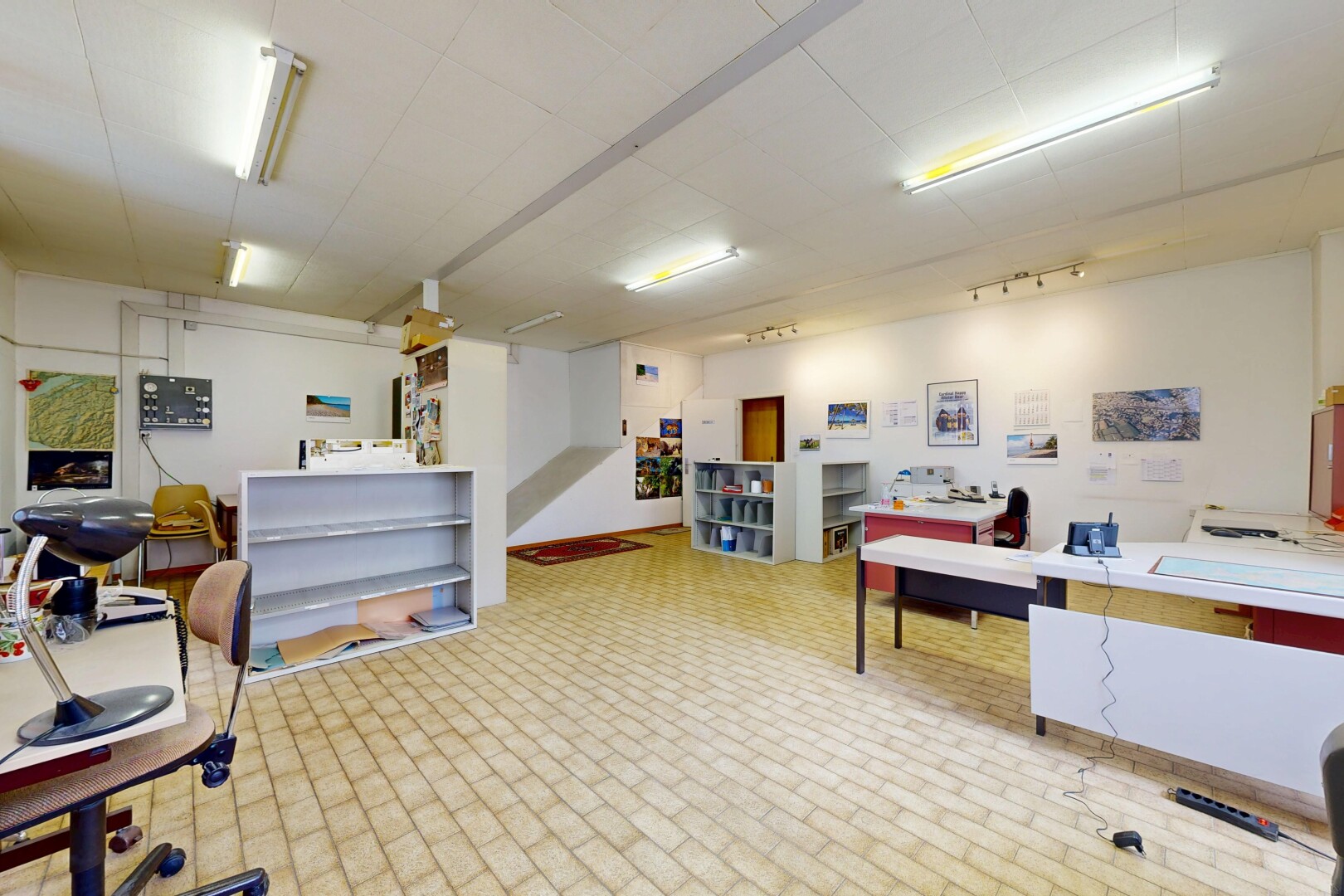 bureau avec inside community, drywall, espace bureau, et light floor