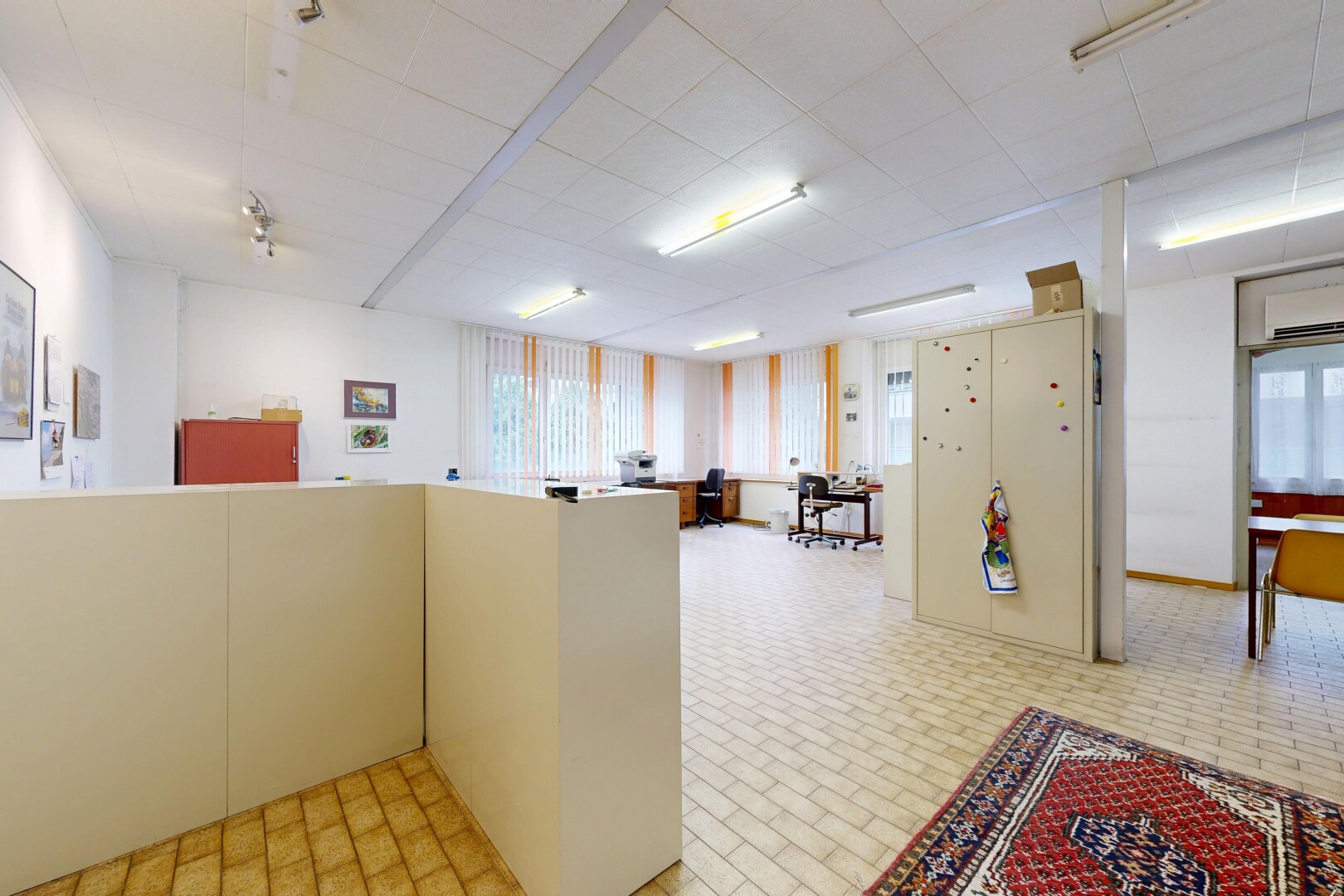 bureau avec inside community, light floor, drywall, lumière naturelle, et natural light