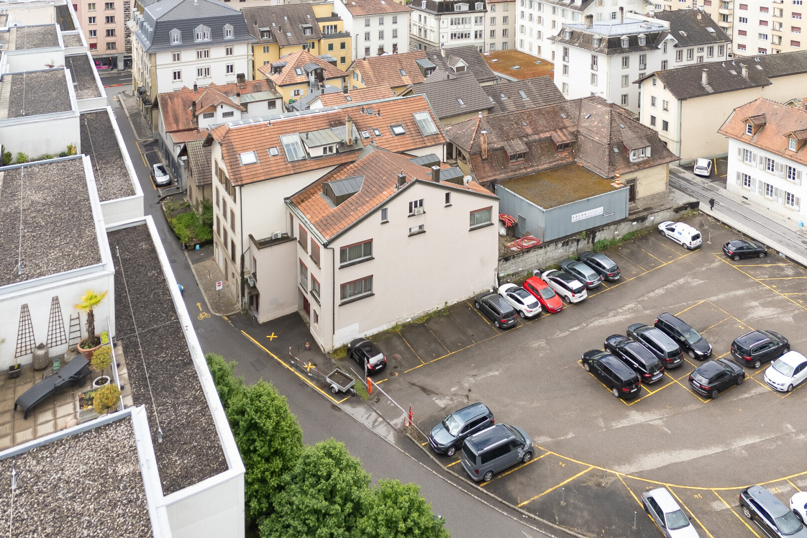 extérieur du bâtiment avec parking