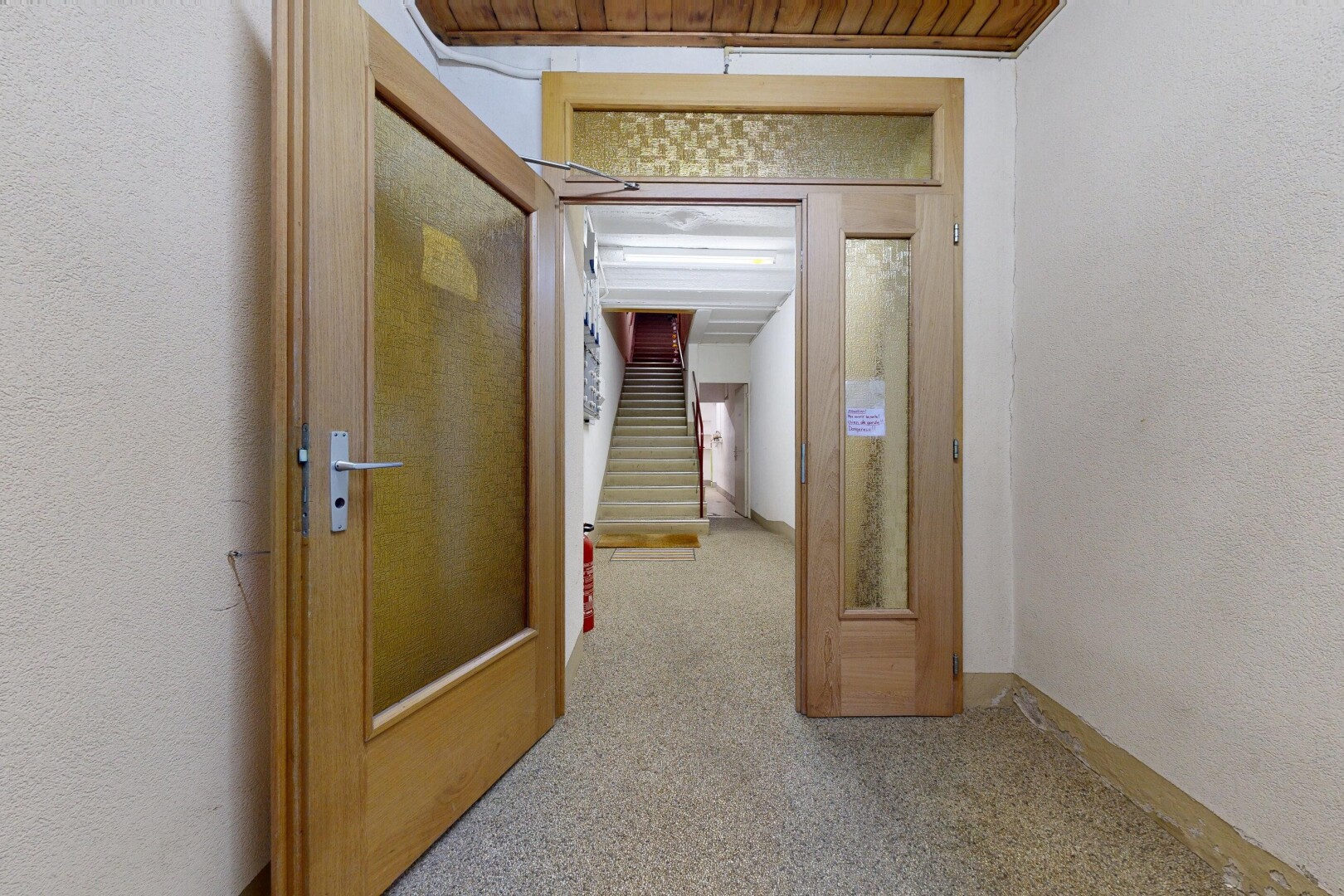 couloir avec moquette, carpet, inside property, light floor, et escaliers