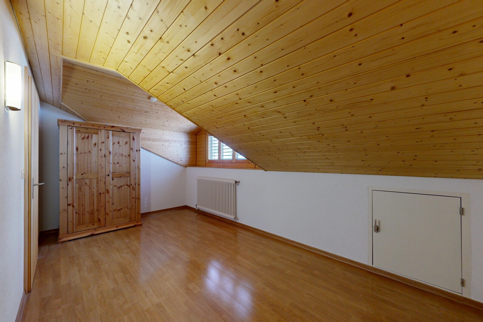 pièce vide avec wood ceiling, plafond en bois, vaulted ceiling, plafond voûté, et low ceiling