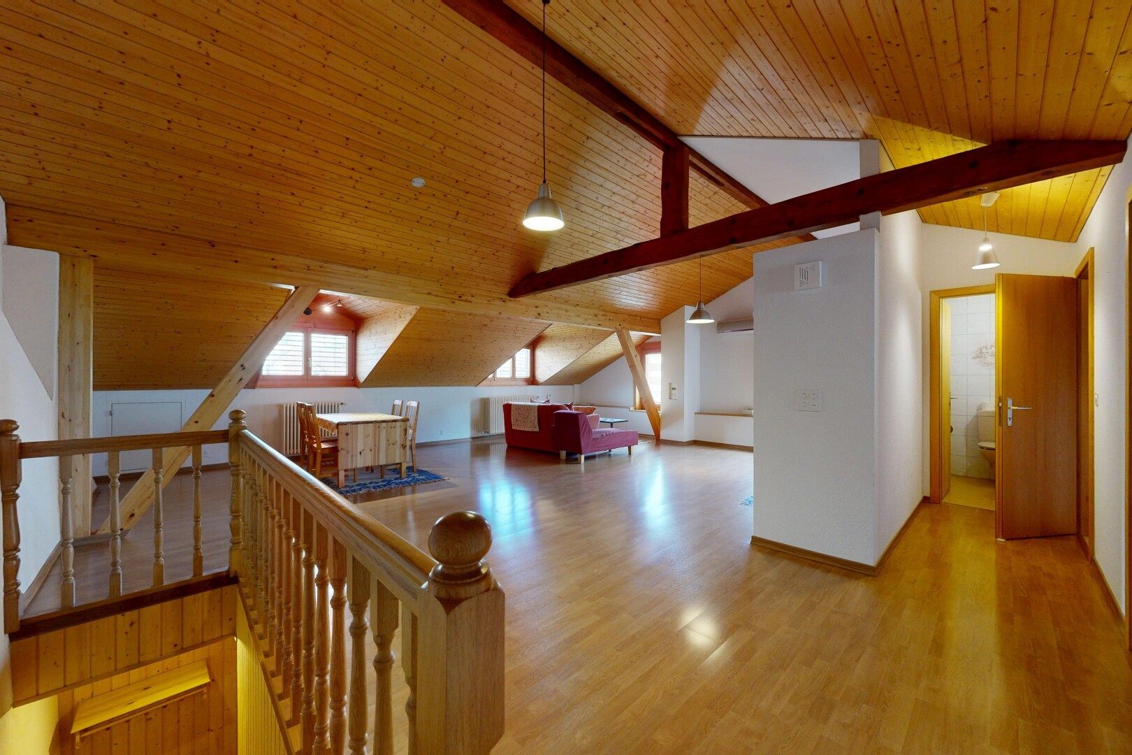 escaliers avec wood ceiling, plafond en bois, beamed ceiling, plafond à poutres, et inside property
