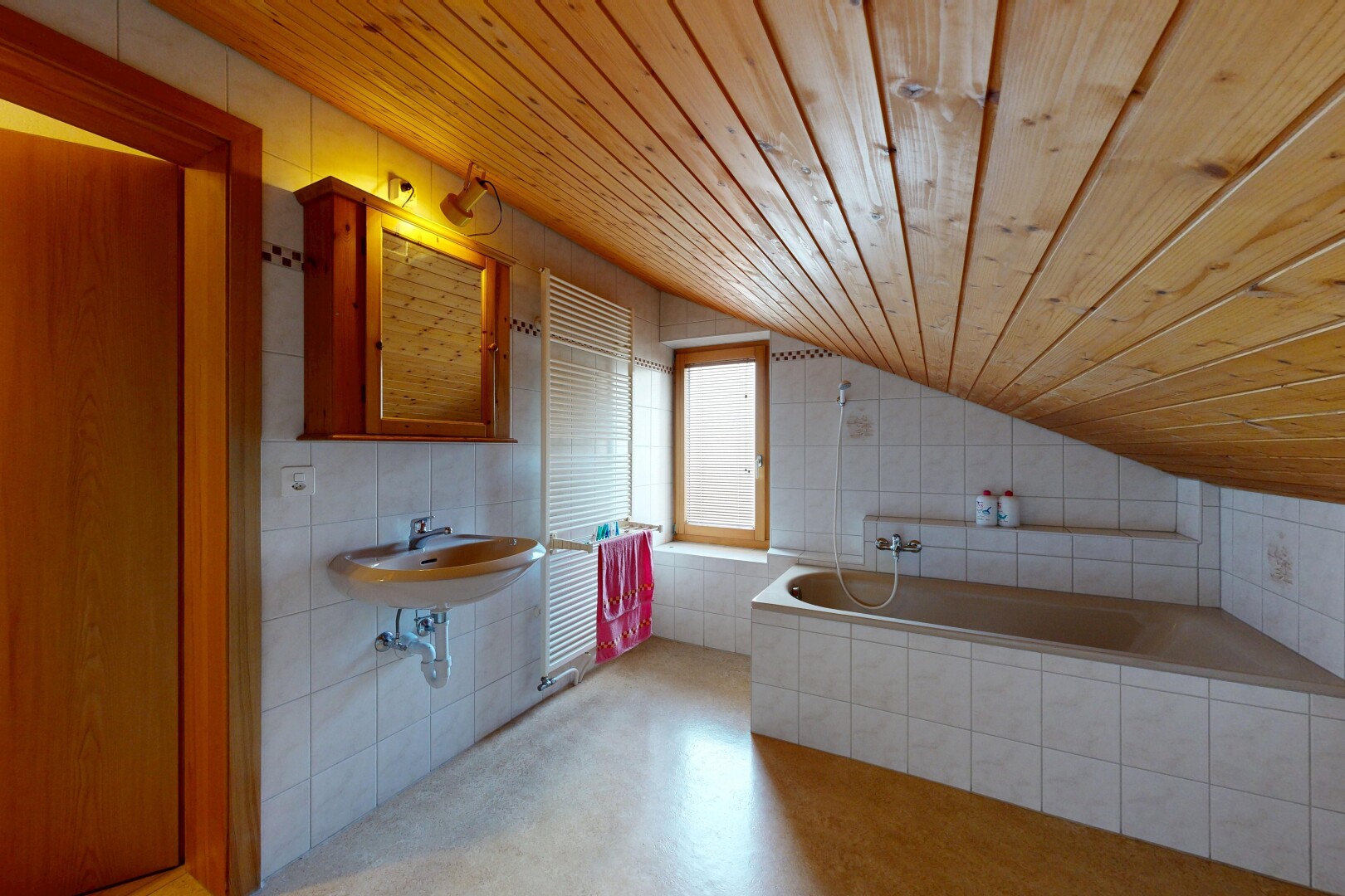 salle de bains avec wood ceiling, plafond en bois, bain, salle de bain complète, et miroir