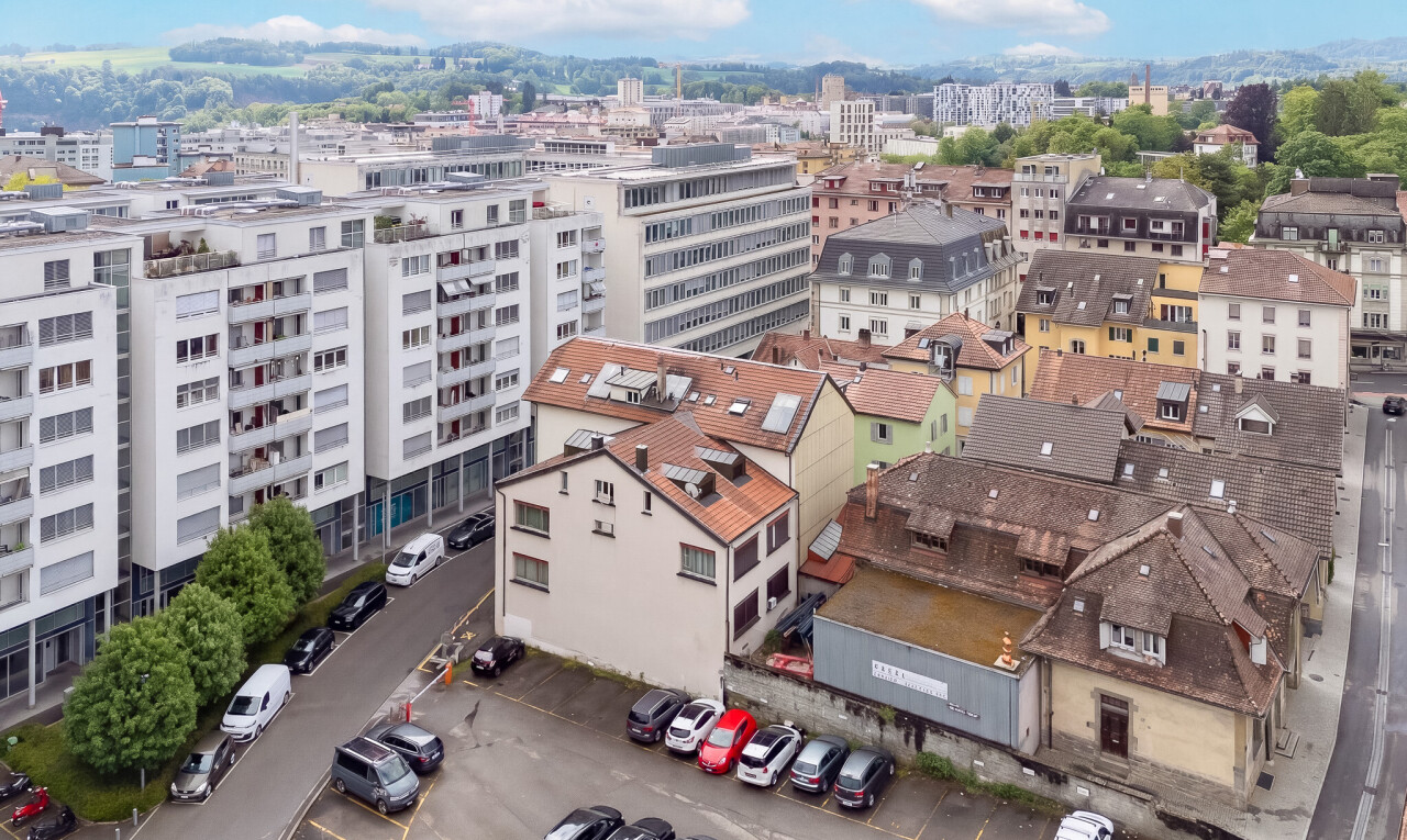 extérieur du bâtiment avec day time, parking, vue sur la ville, et city view