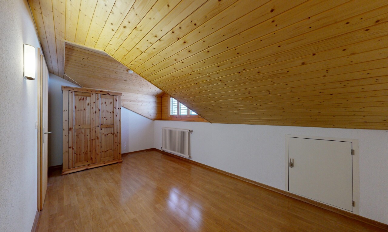 pièce vide avec wood ceiling, plafond en bois, vaulted ceiling, plafond voûté, et low ceiling