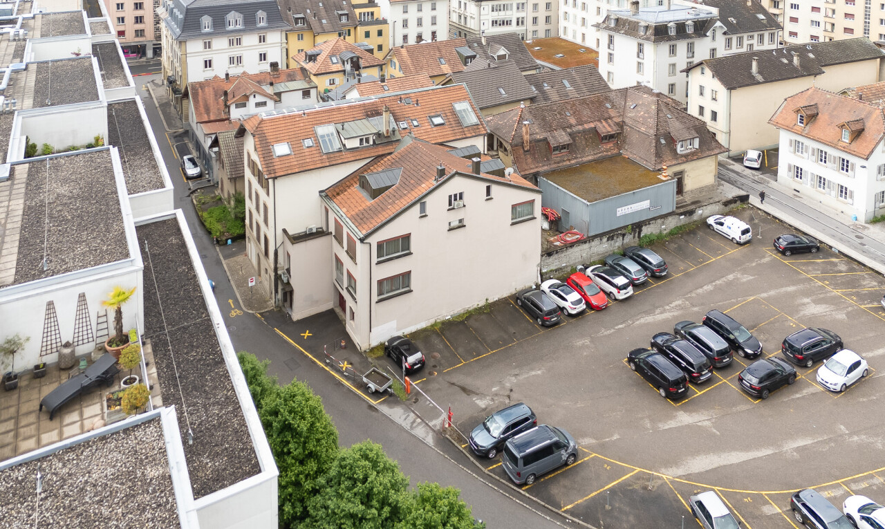 extérieur du bâtiment avec parking