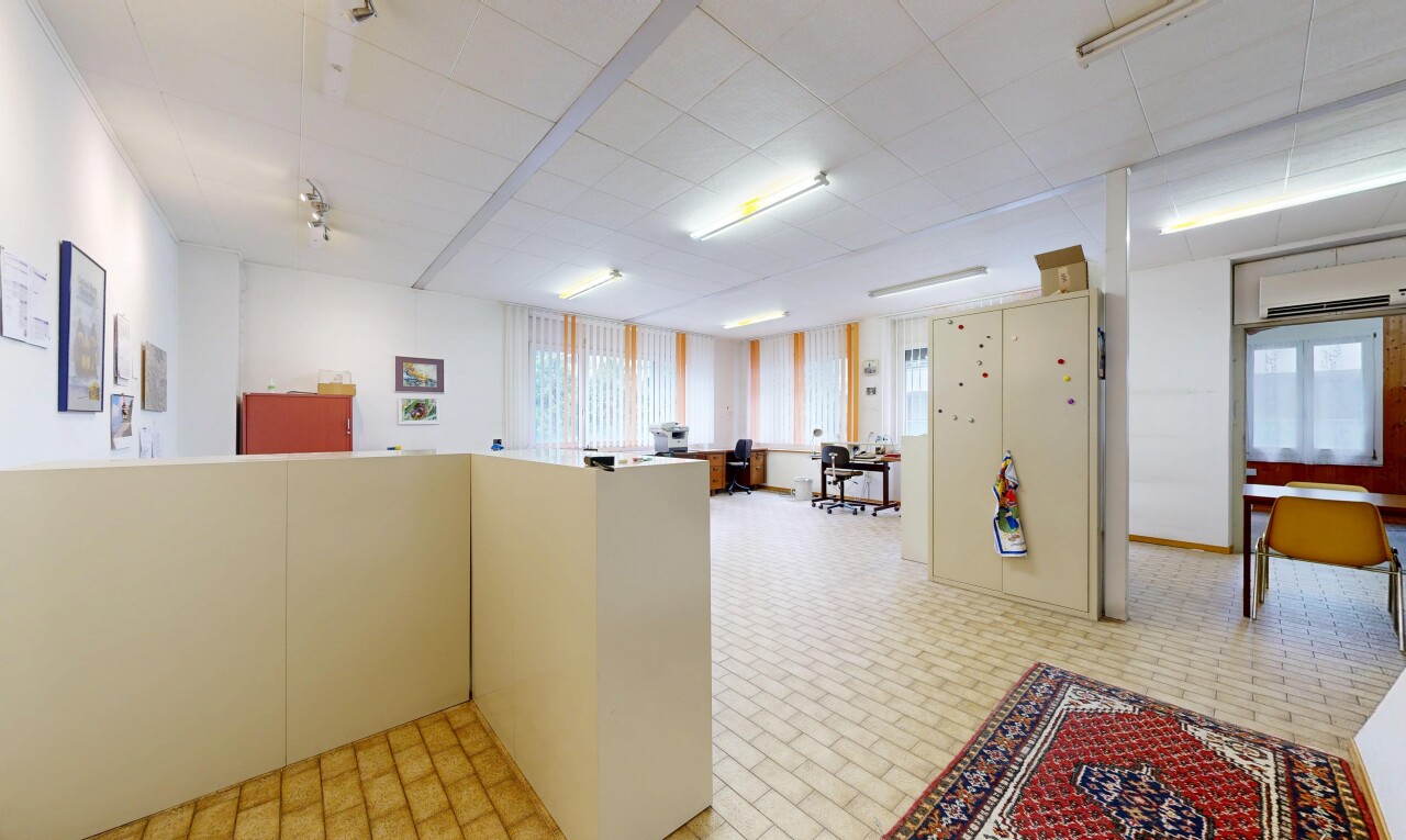 bureau avec inside community, light floor, drywall, lumière naturelle, et natural light