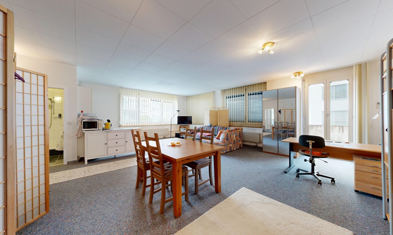 salle à manger avec moquette, carpet, inside property, lumière naturelle, et natural light