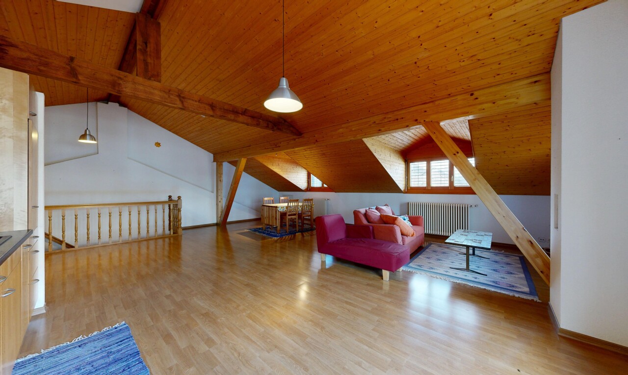 salon avec beamed ceiling, plafond à poutres, vaulted ceiling, plafond voûté, et drywall