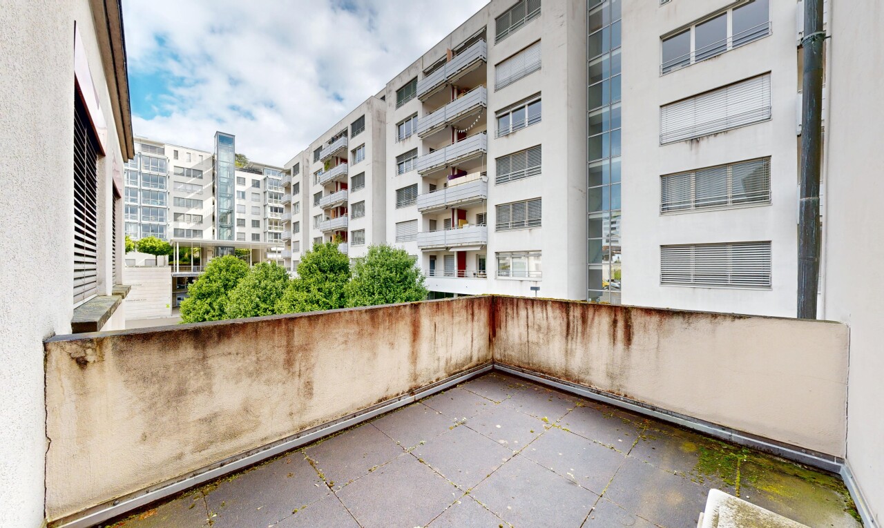 terrasse avec apartment complex view et day time