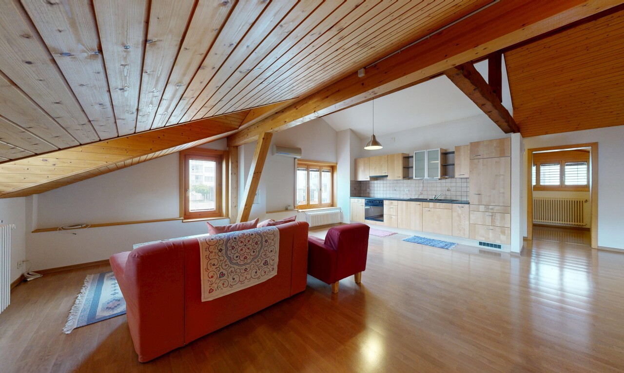 salon avec plafond voûté, vaulted ceiling, cloison sèche, drywall, et sol en finition bois