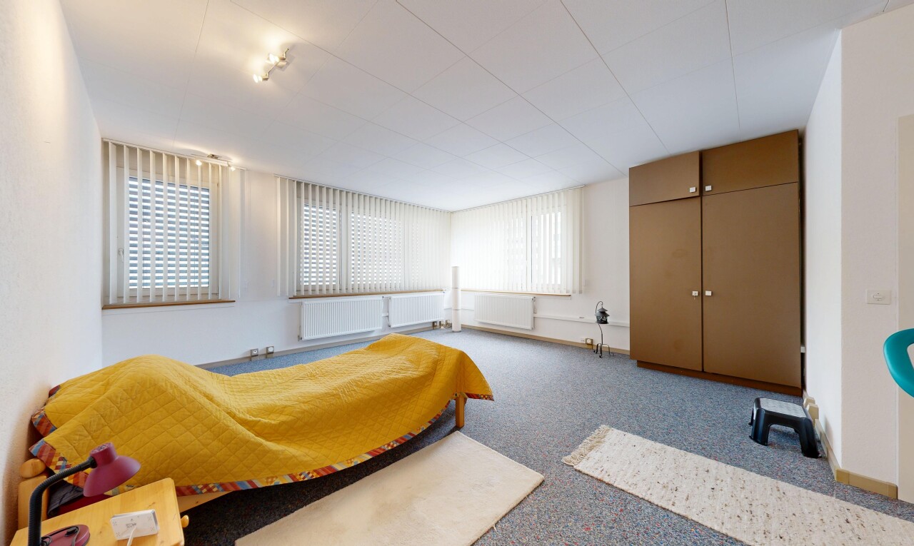 chambre avec carpet, moquette, drywall, cloison sèche, et natural light