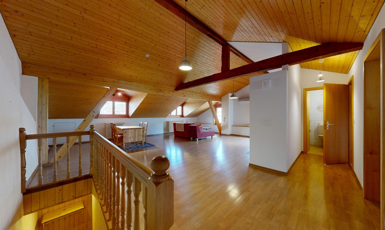 escaliers avec wood ceiling, plafond en bois, beamed ceiling, plafond à poutres, et inside property