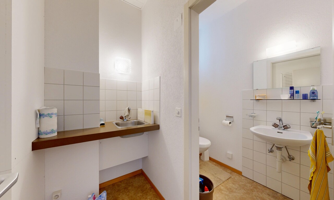 salle de bains avec dosseret, backsplash, mur en carrelage, tile wall, et toilette