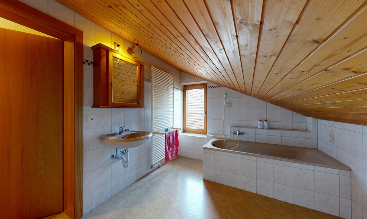 salle de bains avec wood ceiling, plafond en bois, bain, salle de bain complète, et miroir