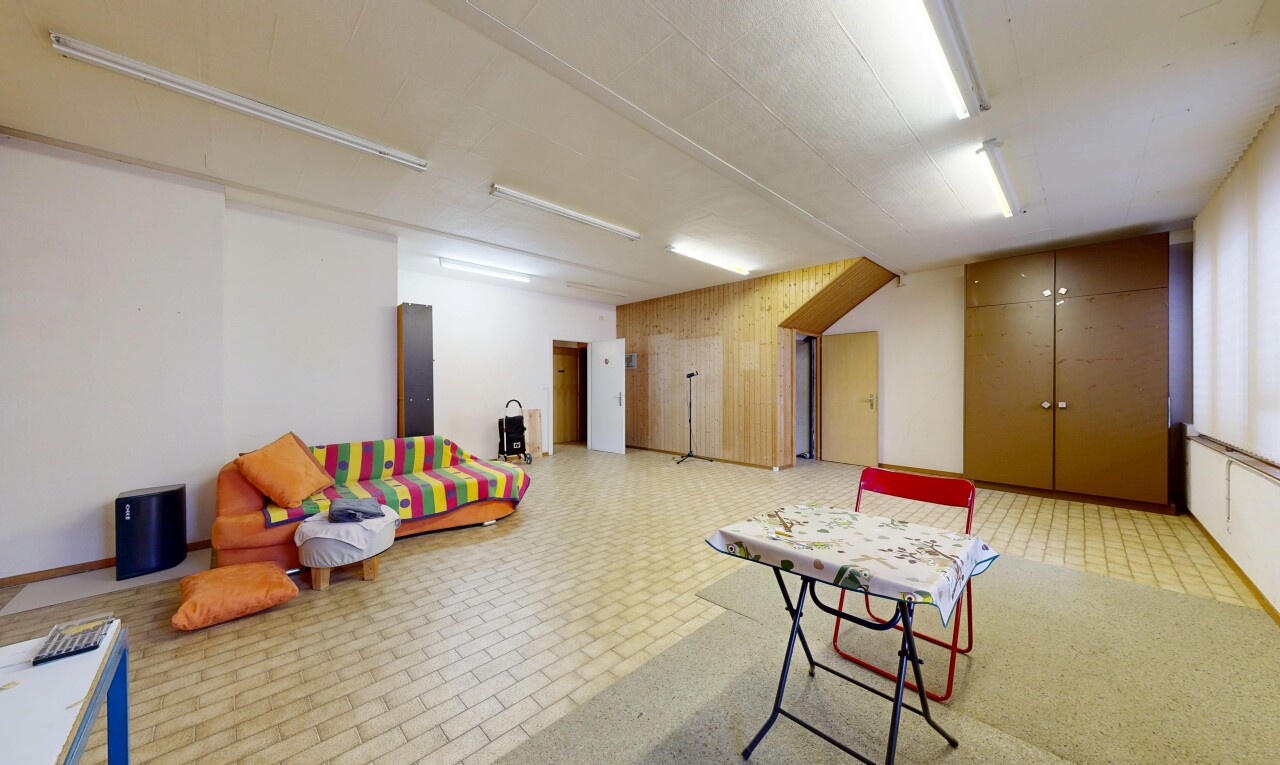 salon avec drywall, cloison sèche, inside property, et sous-sol