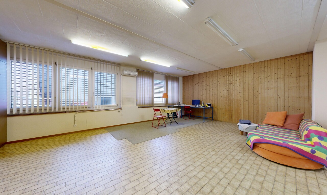 bureau avec wood wall, mur en bois, natural light, lumière naturelle, et inside property