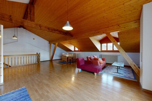 wohnzimmer mit beamed ceiling, balkendecke, vaulted ceiling, dachschräge, und drywall