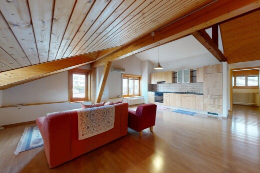 wohnzimmer mit dachschräge, vaulted ceiling, gipskartonwand, drywall, und holzfußboden