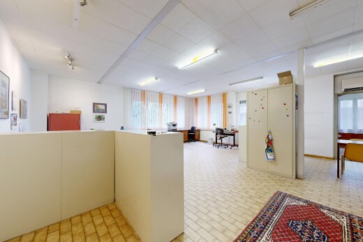 büro mit inside community, light floor, drywall, natürliches licht, und natural light
