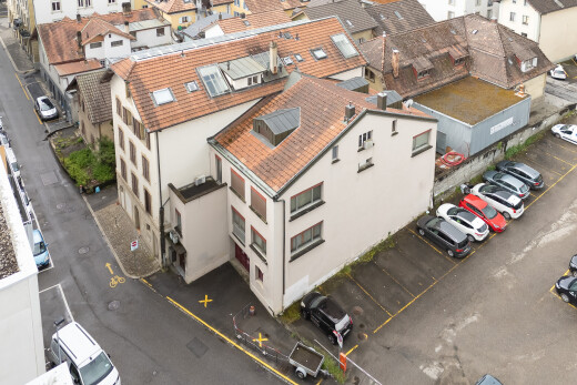 außenansicht mit parkplatz
