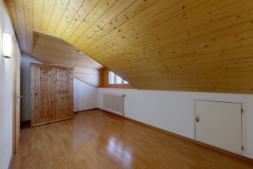 leerer raum mit wood ceiling, holzdecke, vaulted ceiling, dachschräge, und low ceiling
